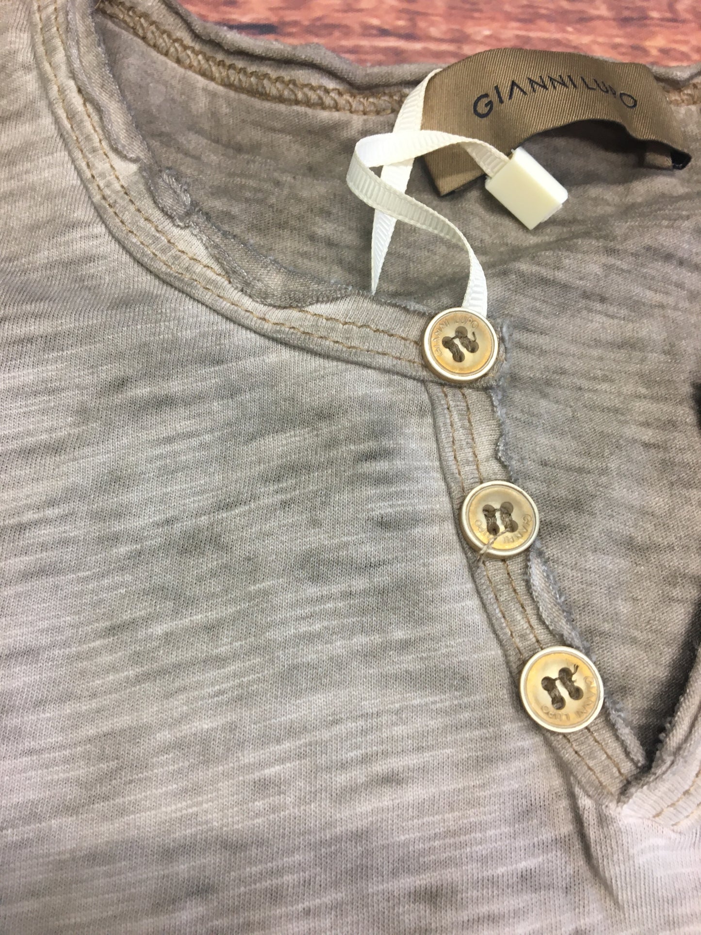 T-shirt cammello collo serafino Gianni Lupo